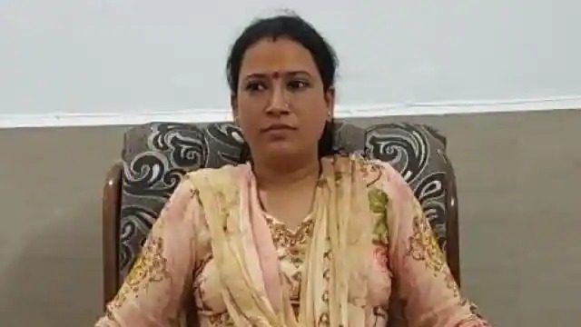 Minister Rekha Arya Angry