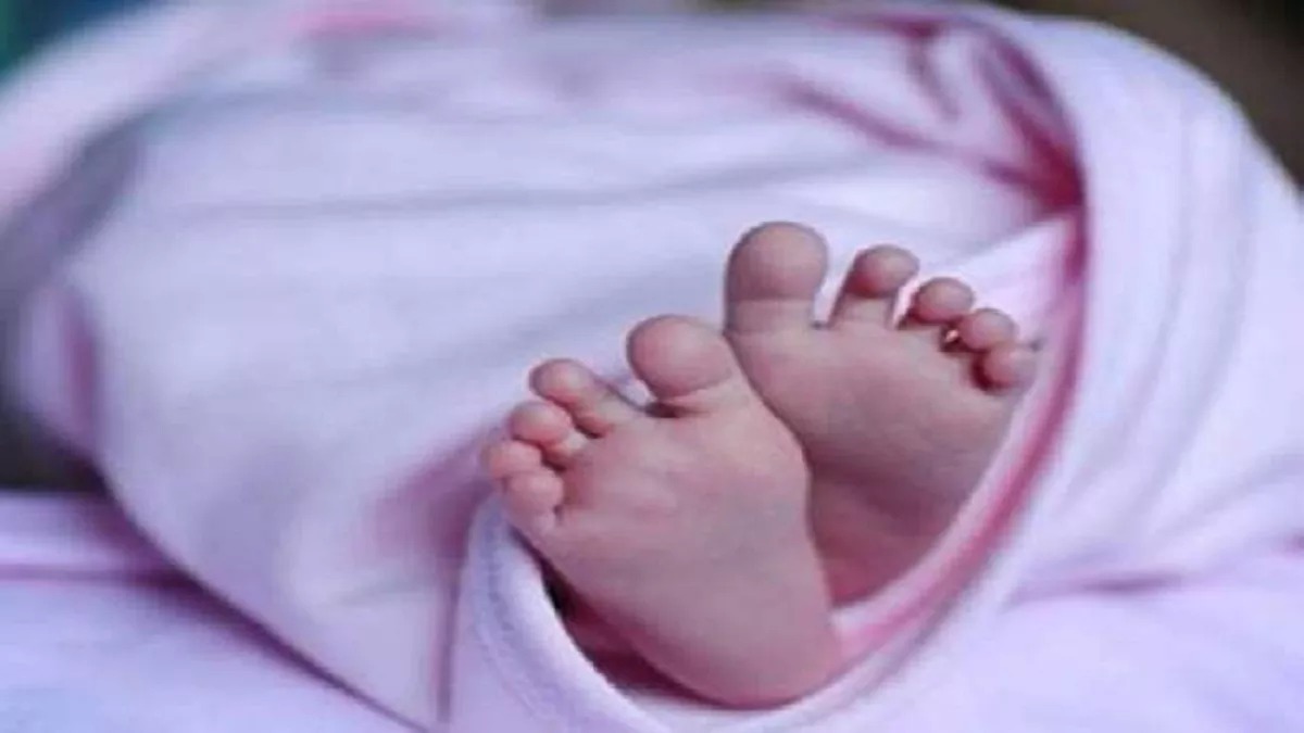 Newborn Died Before Reach Helicopter : दुनिया में आने से पहले ही नवजात की हो गई मौत, हेलीकॉप्टर की आस लगाता रह गया परिवार