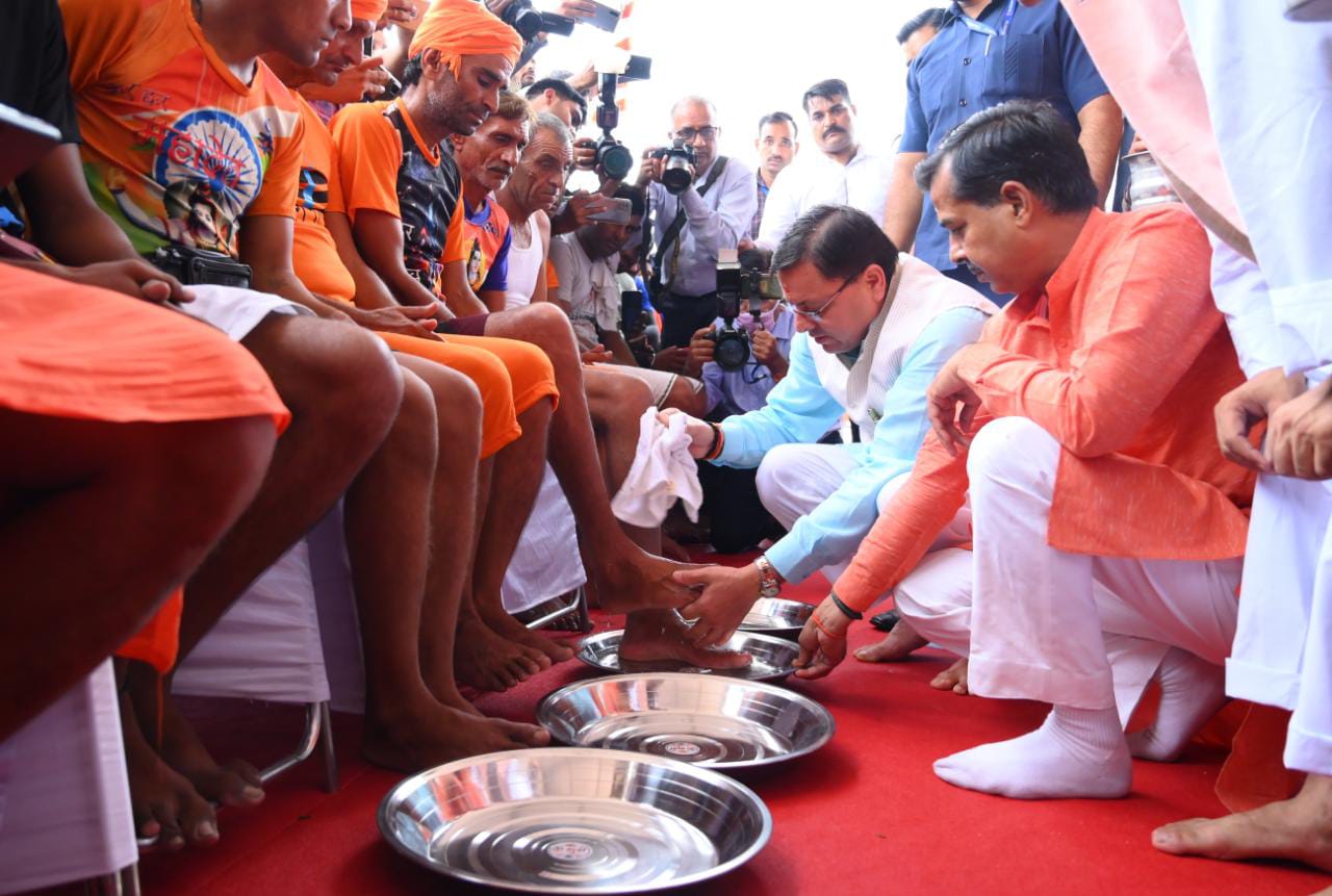 CM Dhami Welcomed The Kanwariyas : कांवड़ियों का सीएम धामी ने पैर धोकर किया स्वागत, कही ये बड़ी बात