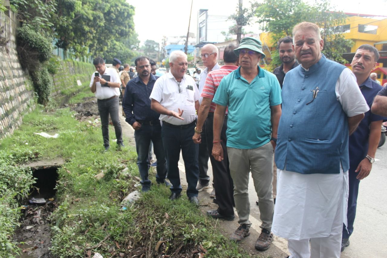 Cabinet Minister’s Site Inspection : कैबिनेट मंत्री गणेश जोशी ने कैनाल रोड का किया स्थलीय निरीक्षण, अधिकारियों को लगाई फटकार