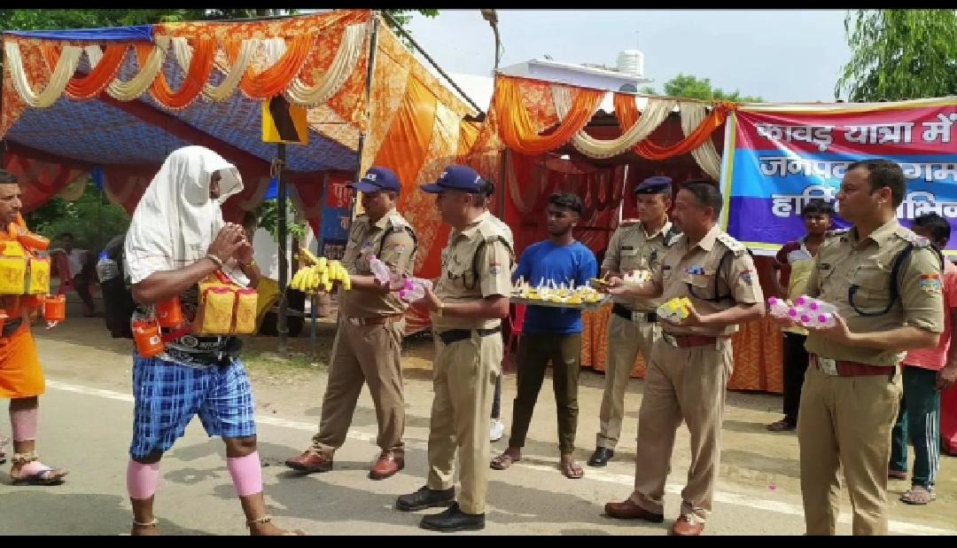 Kanwar Yatra 2022 : पुलिस खिला रही मिठाई तो पीएसी बजा रही स्वागत बैंड, बदली सरकार में बदले कांवड़ मेले के रंग