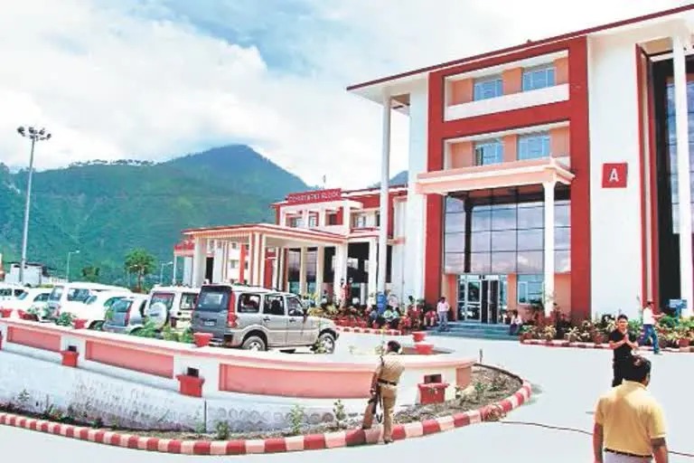 Action On 15 personnel In Medical College : श्रीनगर मेडिकल कॉलेज में 15 कर्मियों पर हुआ एक्शन, आदेश नहीं मानने पर हुई कार्रवाई