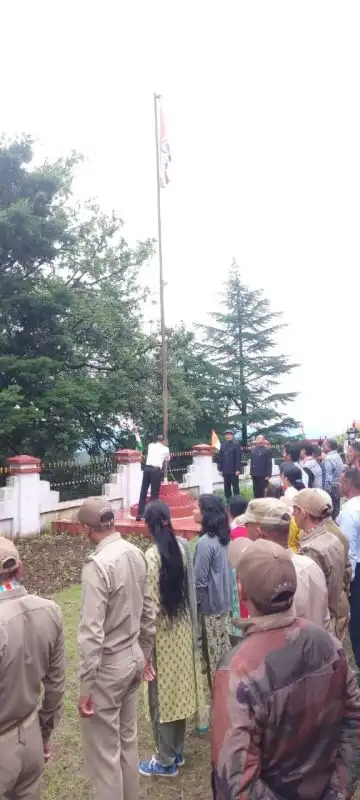Deepak Rawat Hoisted Flag : कुमाऊं कमिश्नर दीपक रावत ने कमिश्नरी में फहराया तिरंगा, शहीदों को श्रद्धासुमन की अर्पित