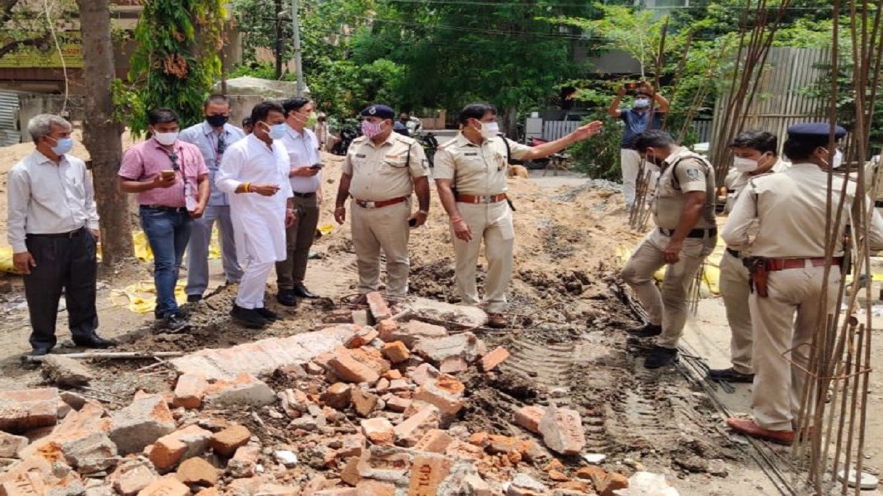 Boundary Wall Collapsed In Jalvayu Vihar : नोएडा में गिरी निर्माणाधीन बाउंड्री वॉल, हादसे में 4 की हुई मौत