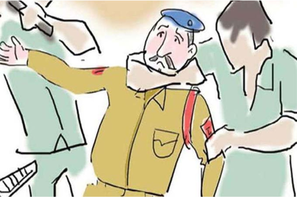 Liquor Mafia Attack On Police : छापा मारने गई पुलिस पर शराब माफिया ने किया हमला, तीन जवान हुए घायल