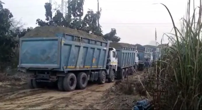 Traffic Rules Violated In Rudrapur : सड़क सुरक्षा सप्ताह पर ओवरलोड वाहनों की मनमानी, यातायात नियमों की उड़ा रहे धज्जियां