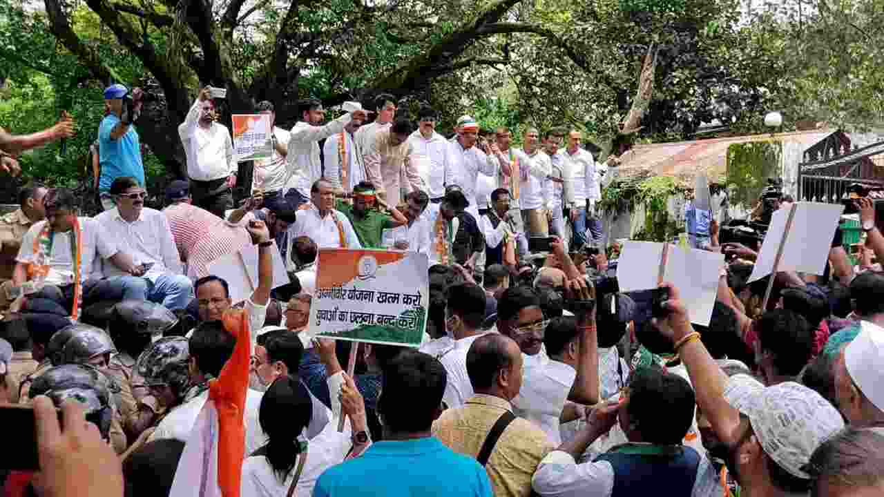 Congress Protest : लाठीचार्ज के विरोध में कांग्रेस का हल्ला बोल, सरकार पर दागे कई आरोप