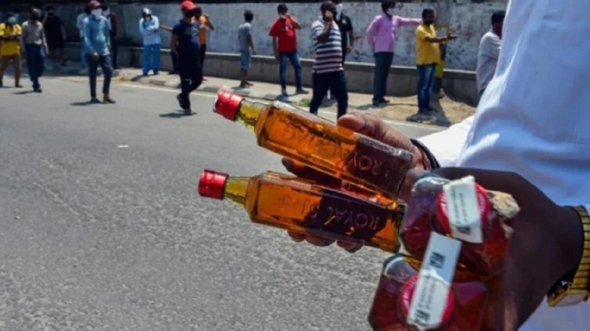 Dhabas Serving Liquor Illegally : अवैध रूप से शराब परोसने वाले ढाबों पर पुलिस की रेड, तीन संचालकों का चालान