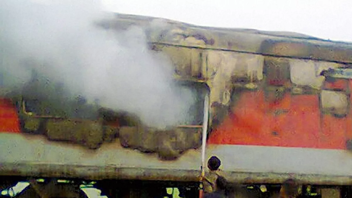 Train Fire In Kozhikode : कोझीकोड में चलती ट्रेन में लगी आग, पटरी पर तीन शव बरामद