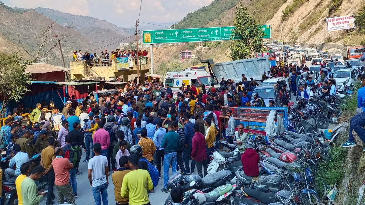 Villagers Stopped Trucks : ग्रामीणों ने रोके ऋषिकेश कर्णप्रयाग रेल परियोजना के ट्रक, एसडीएम ने अधिकारियों को लगाई फटकार