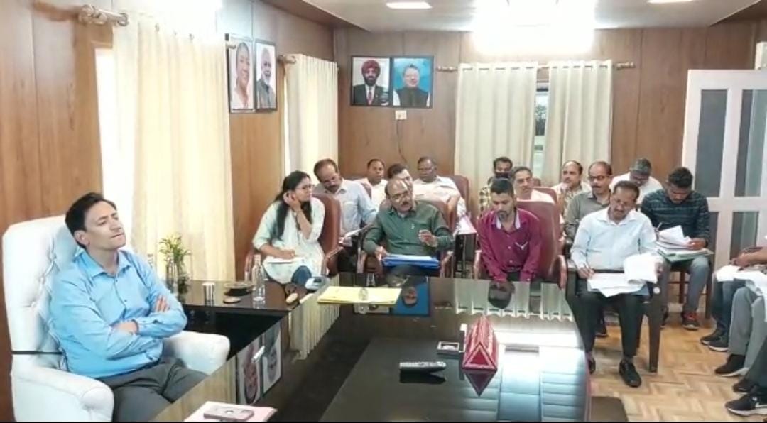 Deepak Rawat Meeting : कुमाऊं कमिश्नर ने पीएमजीएसवाई अधिकारियों के साथ की समीक्षा बैठक, विकास कार्यों की अद्यतन फ़ोटो न होने पर जताई नाराजगी