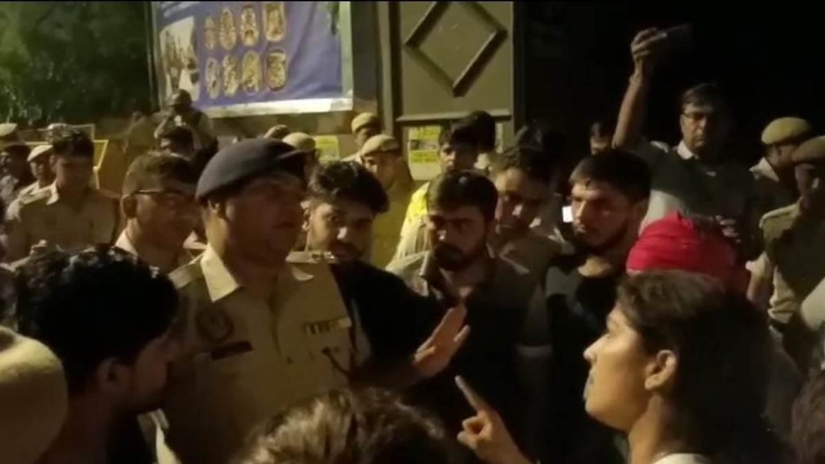Wrestlers And Police Clash : जंतर मंतर पर पहलवानों और पुलिस के बीच झड़प, जवानों पर बदसलूकी का आरोप