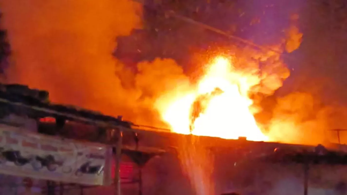 Fire Broke Out In Godown : रूड़की स्थित एक गोदाम में लगी भीषण आग, गोदाम में रखा सारा सामान जलकर हुआ खाक