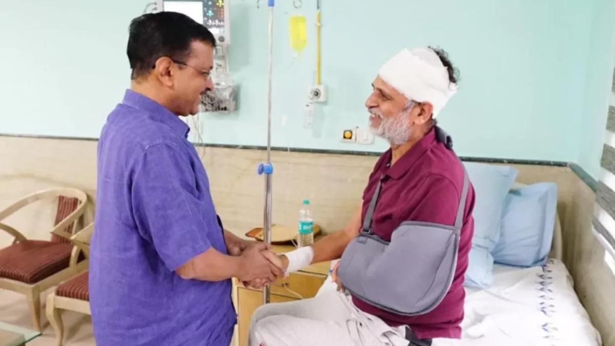 Arvind Kejriwal Hug Satyendar Jain : अस्पताल में सत्येंद्र जैन से मिले सीएम केजरीवाल, गले लगाकर हुए खुश