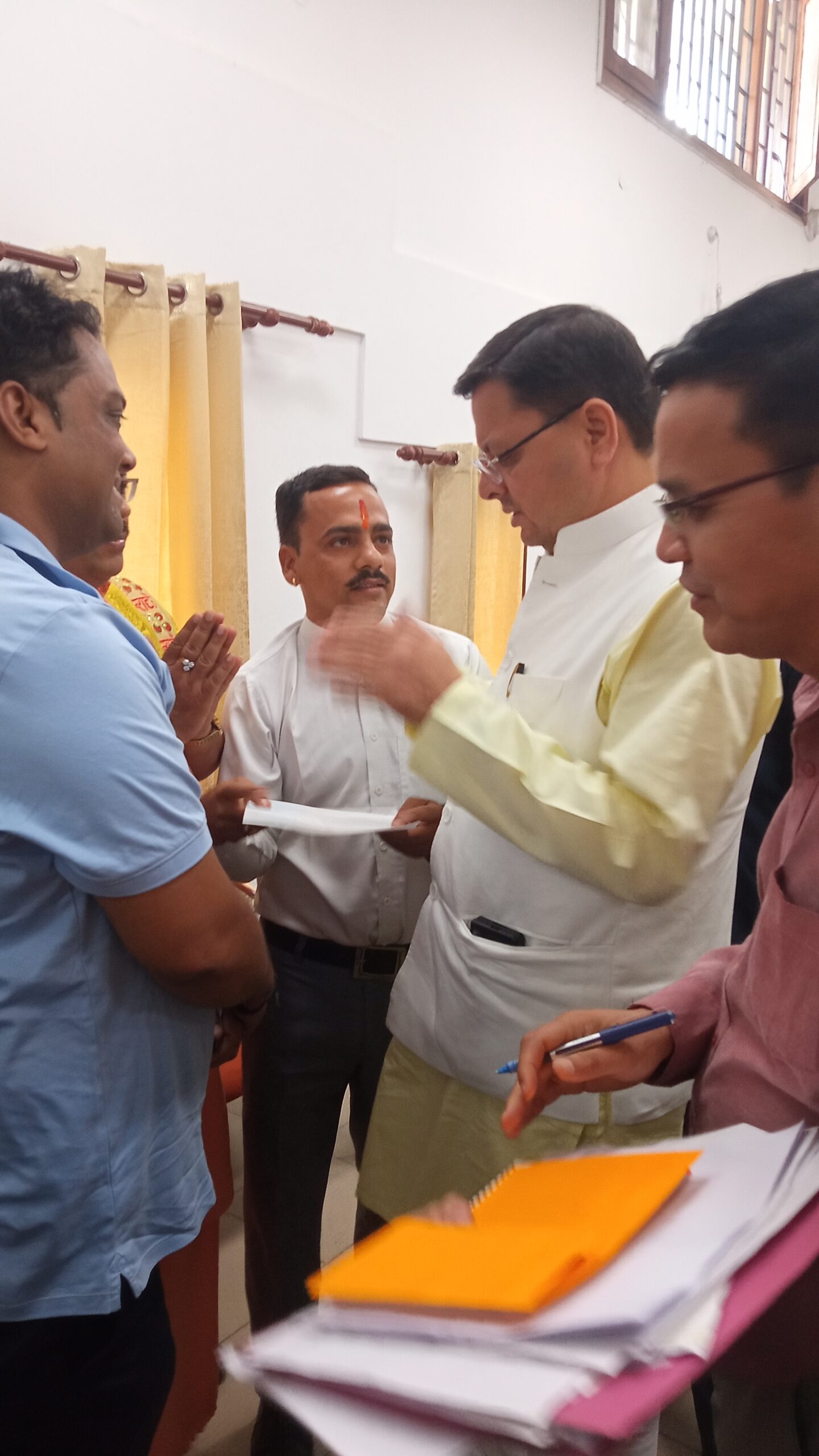 Manoj Joshi Met With Cm : मुख्यमंत्री धामी से मिले पार्षद मनोज जोशी, जनता की परेशानियों से कराया रूबरू