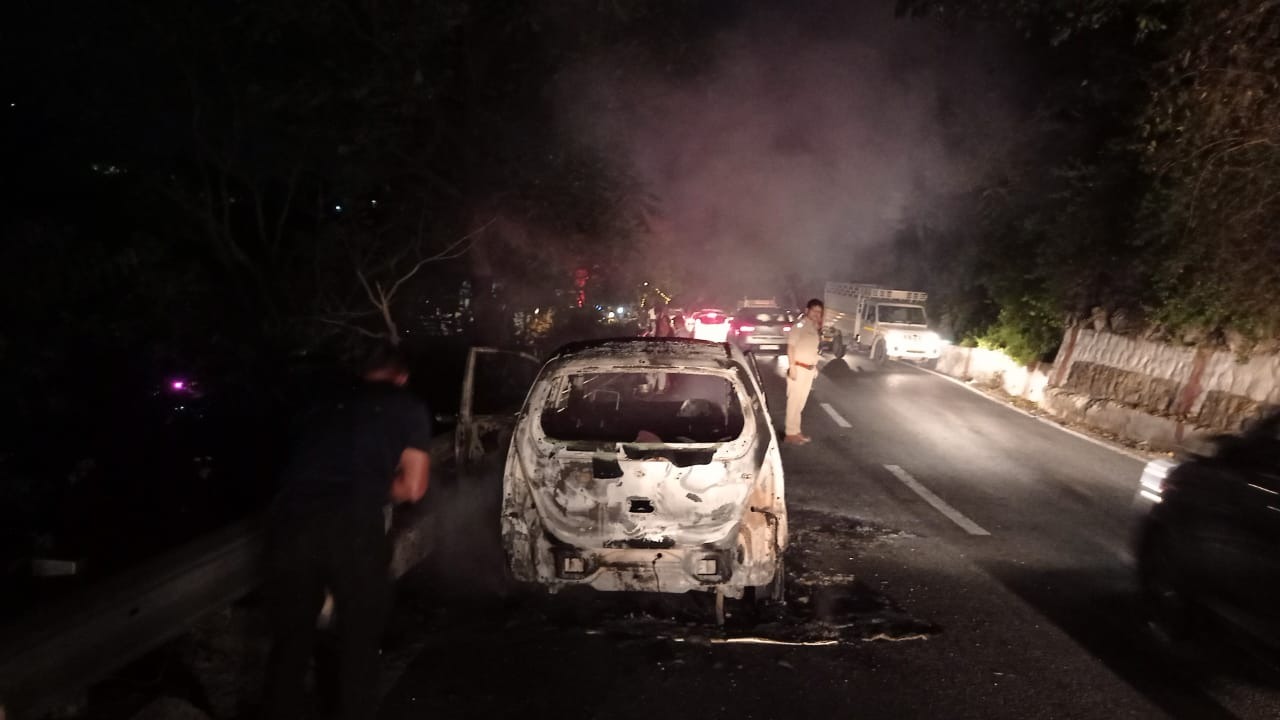 Moving Car Caught Fire : सड़क पर चलती कार बनी आग का गोला, 8 से 9 लोगों की ऐसे बची जान