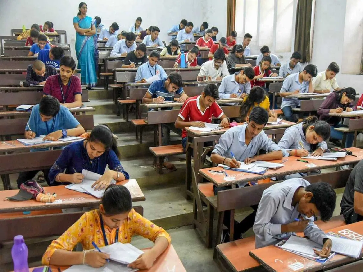 Mass Copying In Hyderabad : जेईई एडवांस परीक्षा में धांधली, व्हाट्सएप से छात्रों ने की सामूहिक नकल