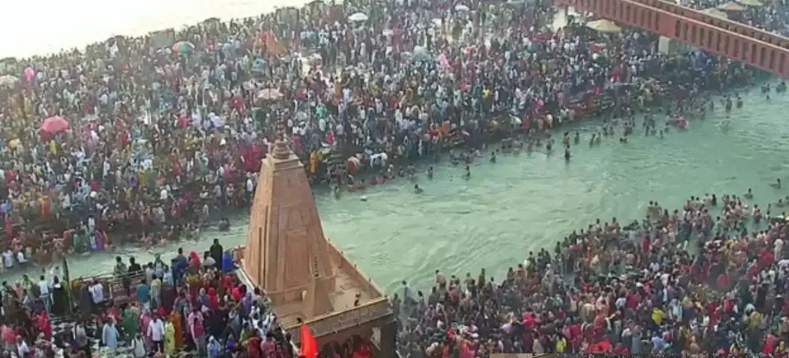 Haridwar: कार्तिक पूर्णिमा के अवसर पर हरिद्वार में उमड़ा आस्था का सैलाब, लाखों श्रद्धालुओं ने लगाई पवित्र गंगा डुबकी