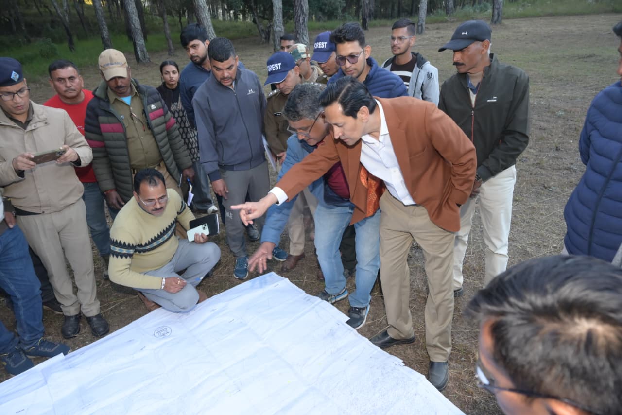 Haldwani: रामगढ़ में वन पंचायत भूमि पर होटल निर्माण की शिकायत, कमिश्नर दीपक रावत ने दिए जांच के निर्देश.. जेसीबी सीज…