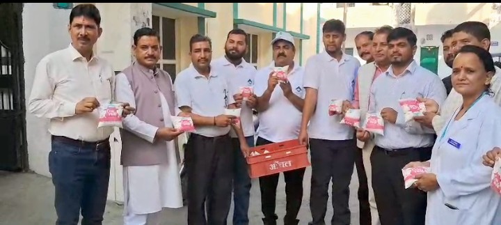 हल्द्वानी: राज्य स्थापना के रजत जयंती पर दुग्ध संघ लालकुआं ने अस्पतालों में किया दूध का वितरण