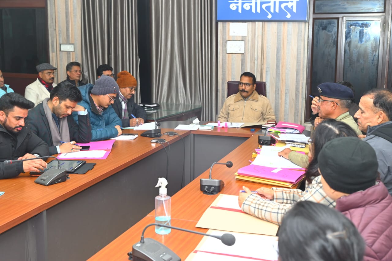 CM हेल्पलाइन में दर्ज शिकायतों का हो त्वरित सामधान: डीएम ललित मोहन रायल