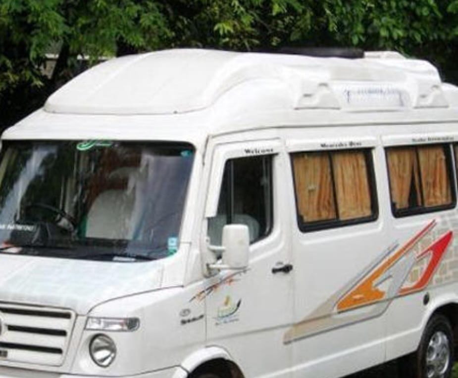 भीमताल: अनियंत्रित होकर खाई में गिरने से टेंपो ट्रैवलर पेड़ में अटका! राहत बचाव कार्य जारी…